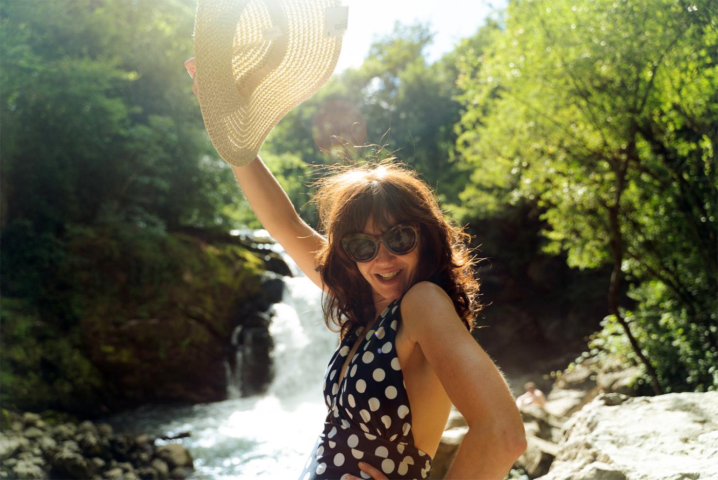 Mujer disfrutando de una piscina fluvial en Navarra